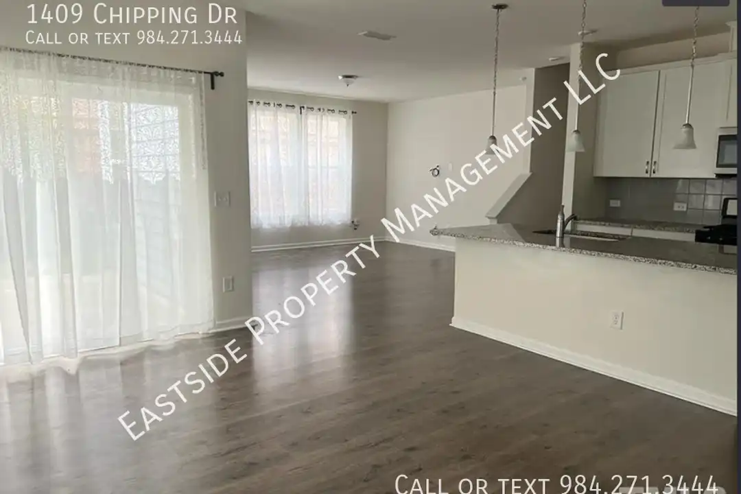 House in Apex - View 4