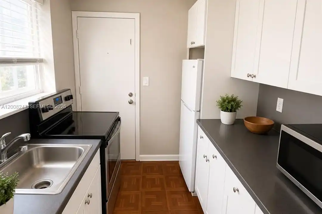 375 SW 19th Ave unit 3 - View 5