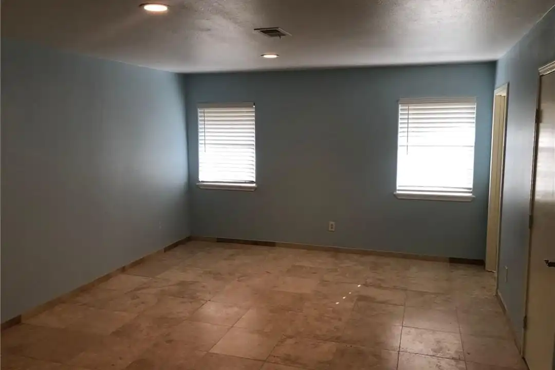 400 Jackson Ave W - View 6