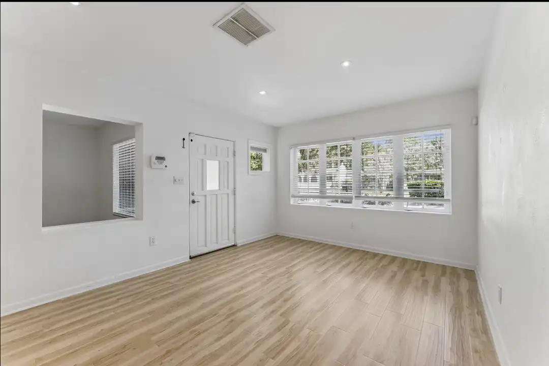 447 N Phelps Ave - View 4
