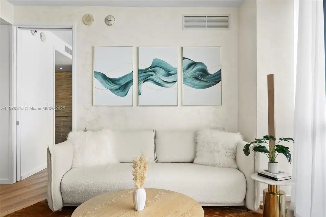 2201 Collins Ave #811 - More