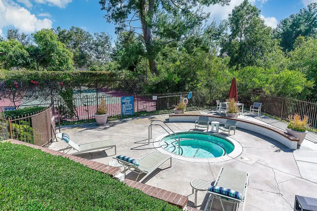 Apartment in Lake Forest - View 5