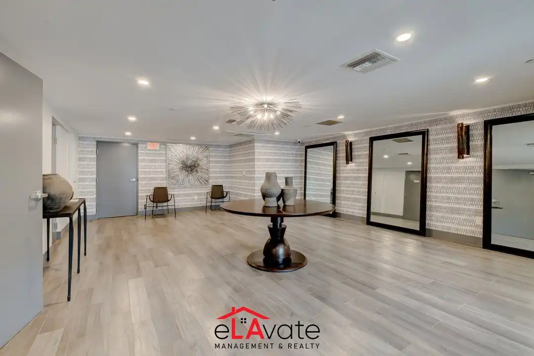 147 S Doheny Dr unit 303 - View 5