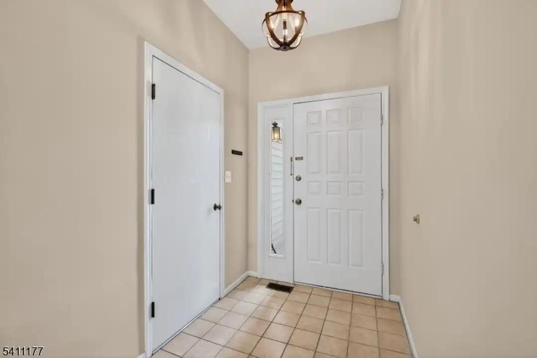 140 Kingston Ct - View 3