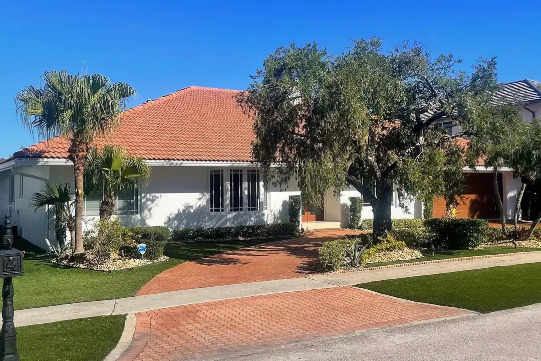 885 NE Mulberry Dr - View 3