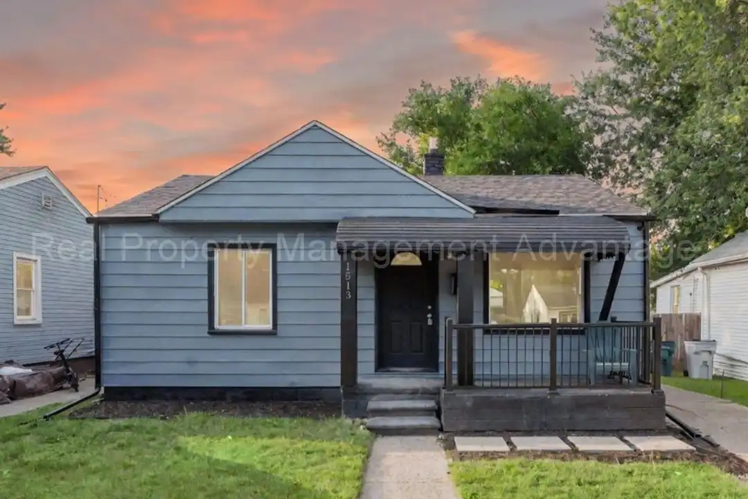 1513 E Meyers Ave – photo 1 of 30