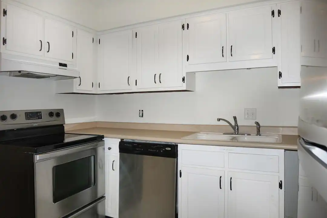 802 Oak Tree Dr - More