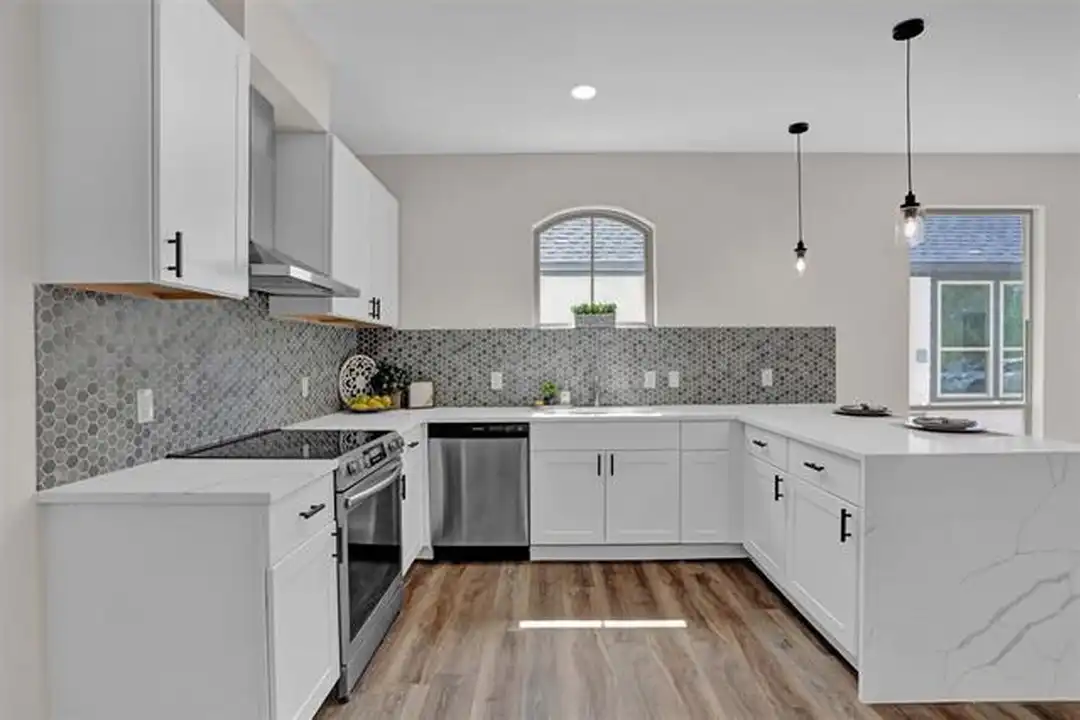 705 E Hanna St - More