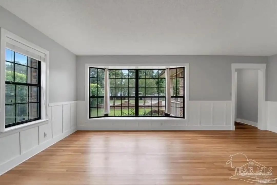 1660 E Hayes St - More