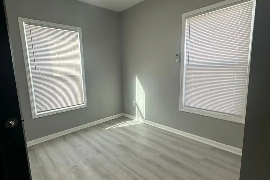 4926 E Washington St unit 5 – další