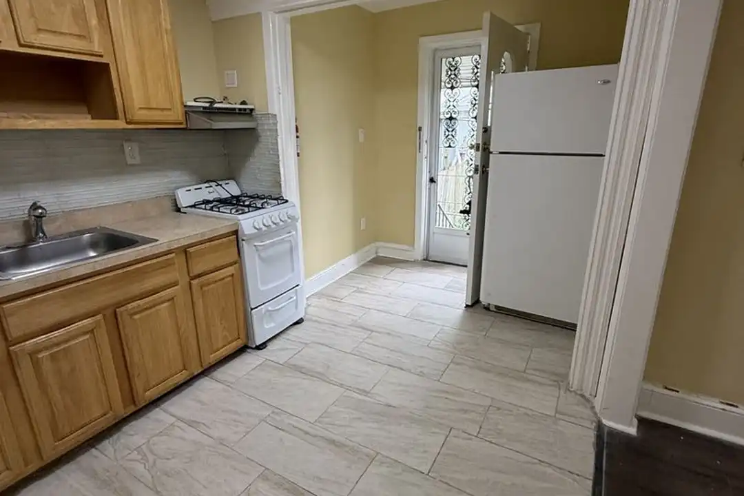 1127 Woodland Ave unit 1st Floor Front - View 3