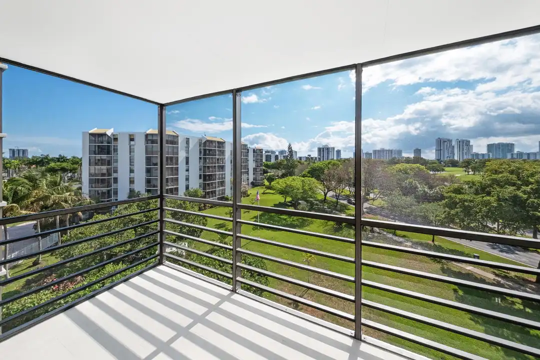 20400 W Country Club Dr unit 610 - View 2
