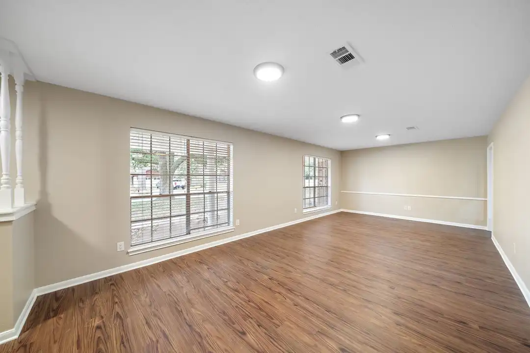 1104 Hillcrest Dr - View 3