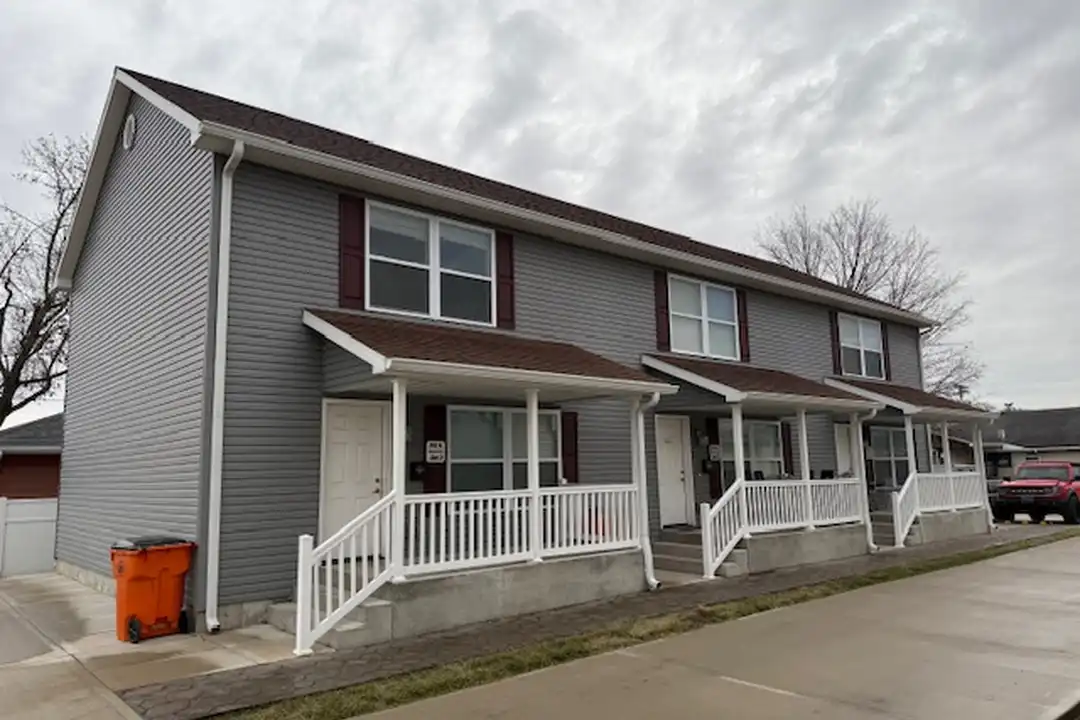 915 N Riverside Dr unit 1 – photo 1 of 17