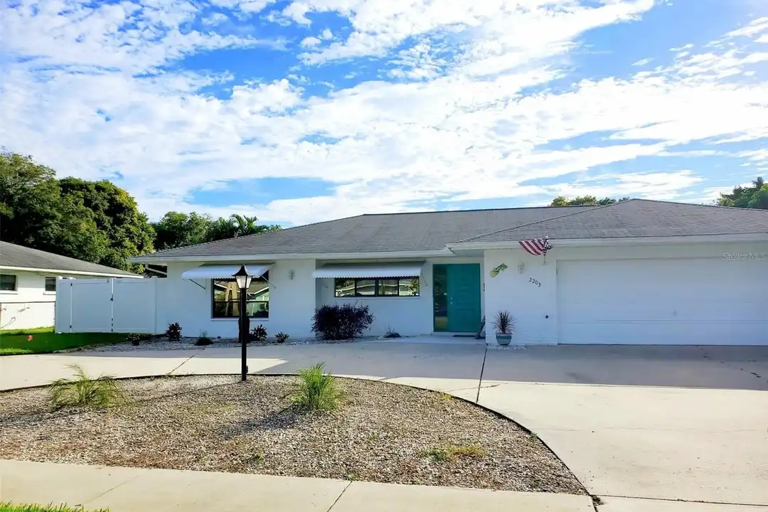 2203 43rd St W – photo 1