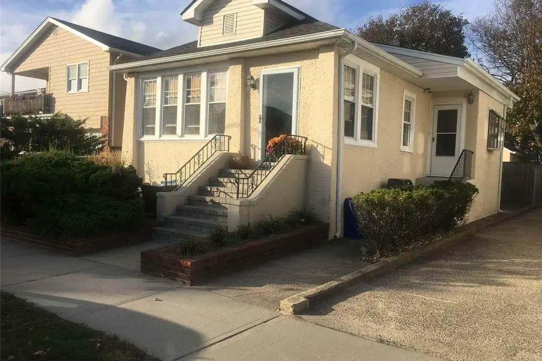 517 E Market St – photo 1