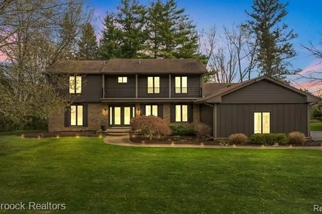 5240 Clarendon Crest St – photo 1 of 48