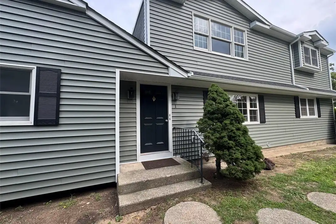 1 Towne Ct – photo 1 of 20