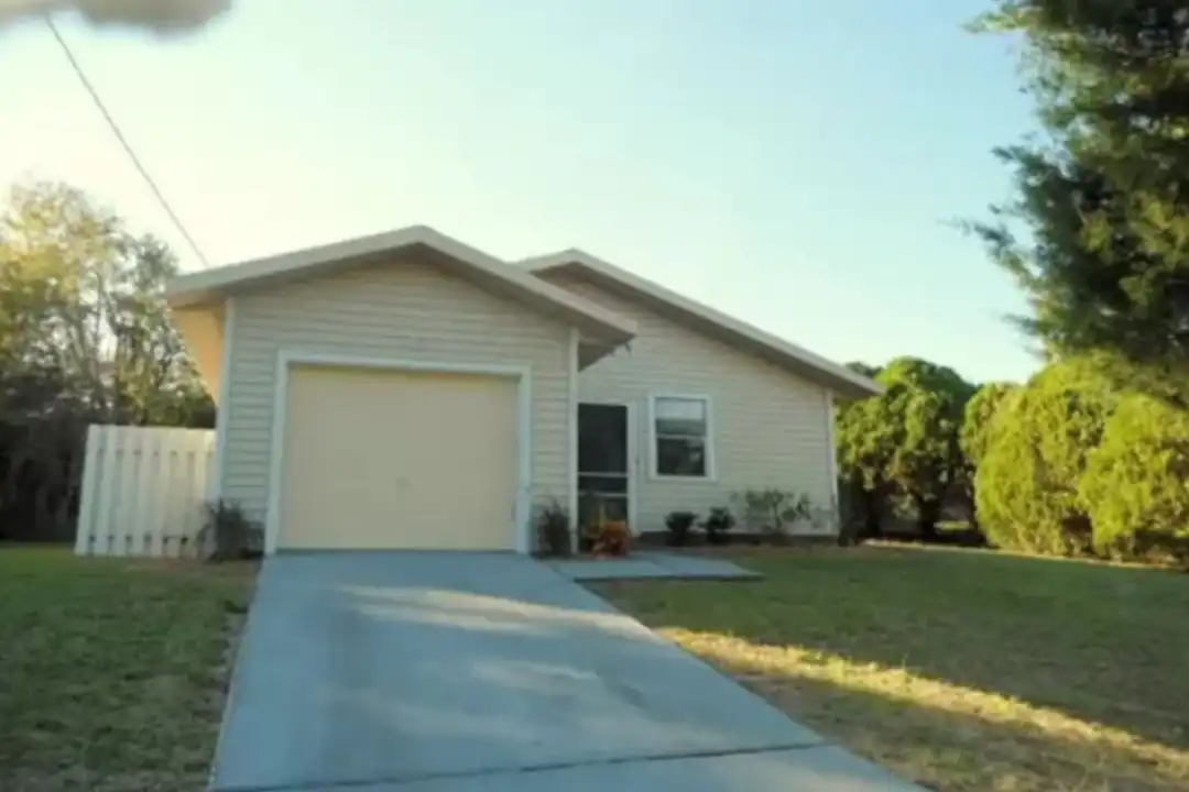 415 W Circlewood St – photo 1