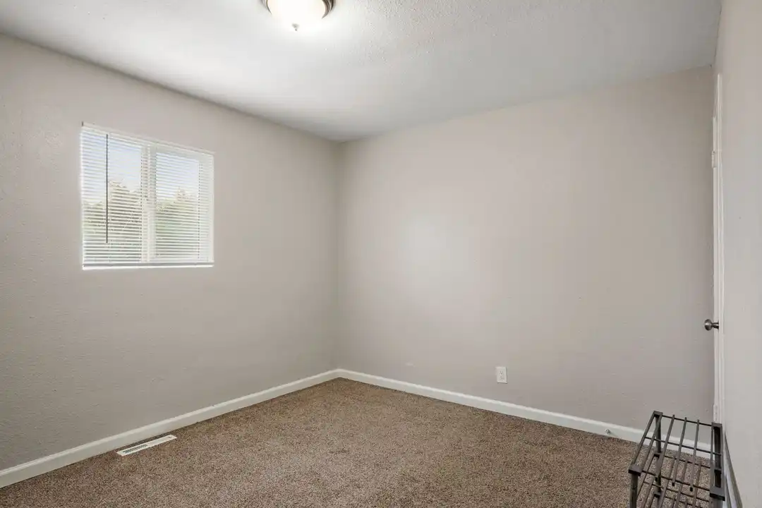 982 S Sheridan Blvd – další