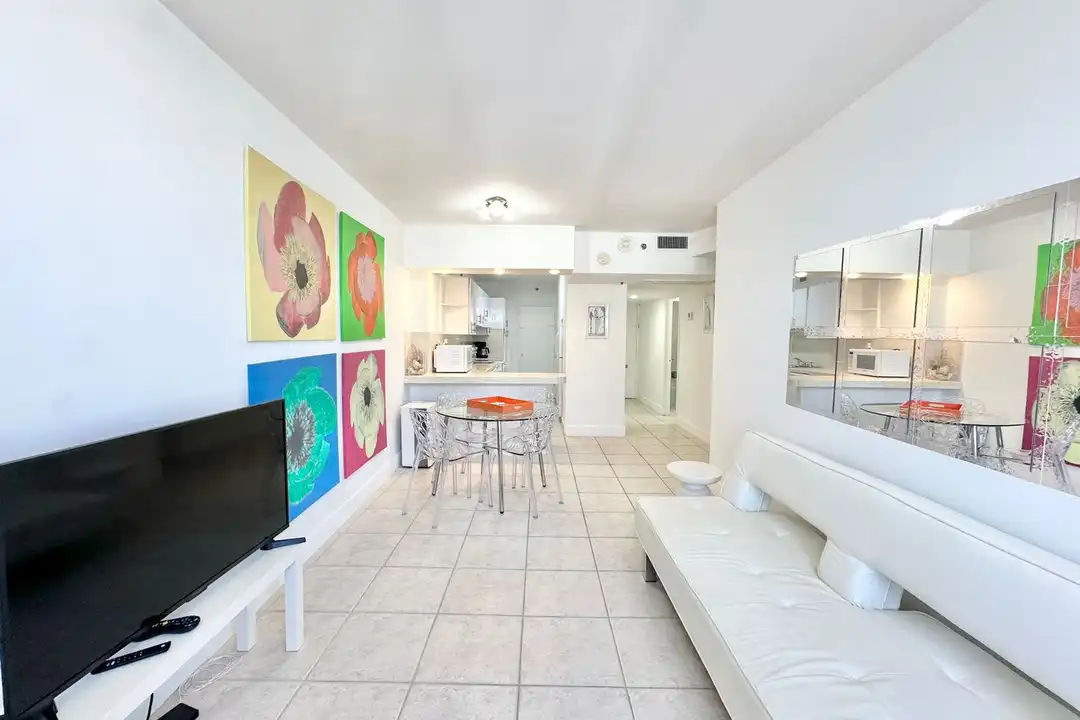 100 Lincoln Rd - More