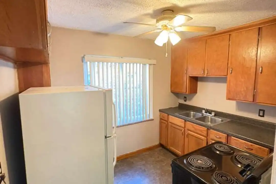 Apartment in Cleveland, Lee-Harvard, Cuyahoga - View 5