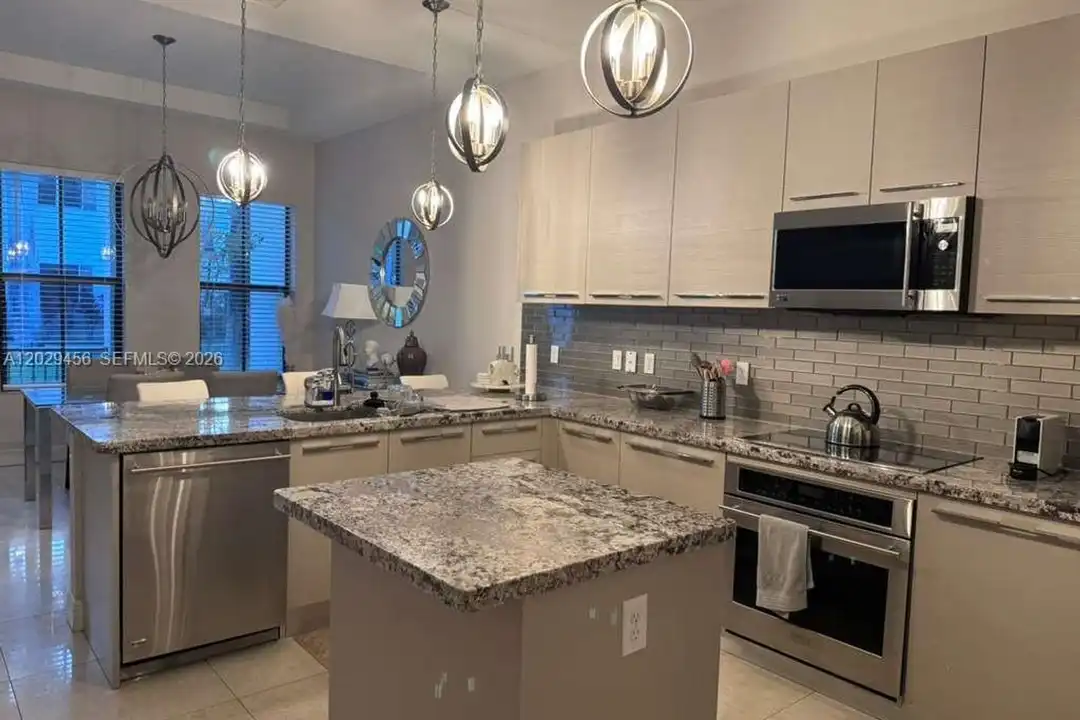 House in Doral - View 2
