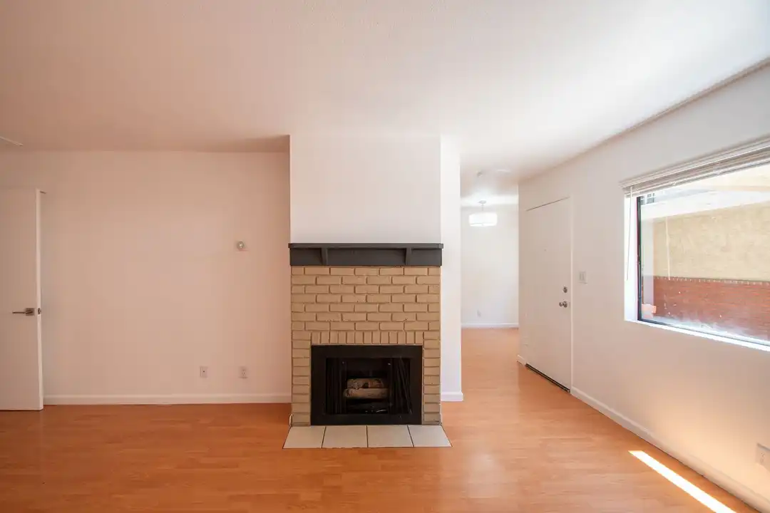 Apartment in Los Angeles, Valley Glen, Greater Valley Glen Neighborhood Council District - View 4