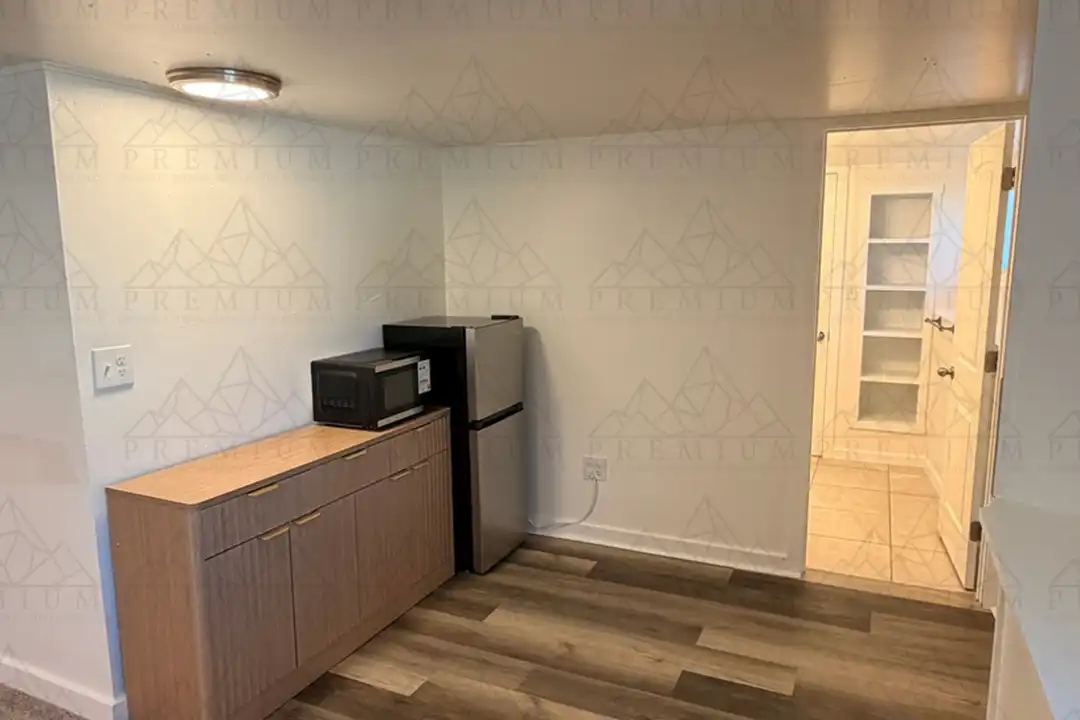 214 E 7th Pl unit #4 - View 5