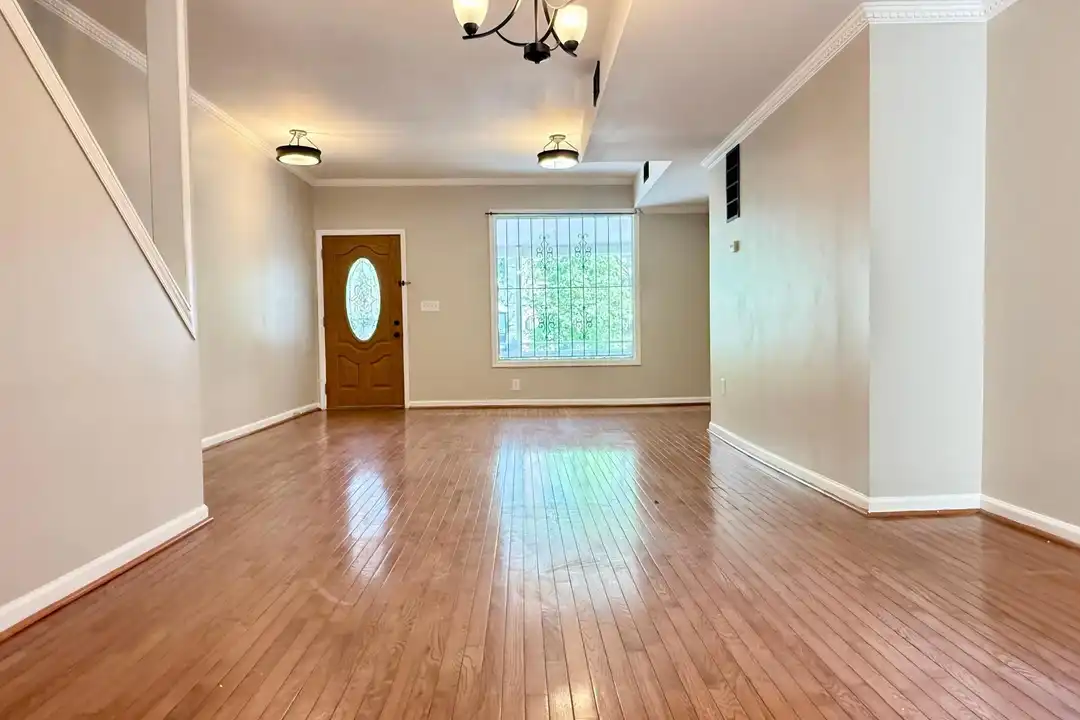 1004 Girard St NW - More