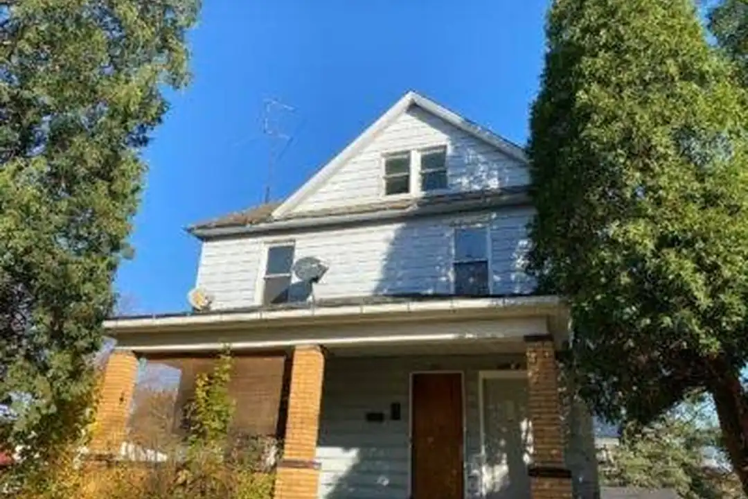 1244 S Seneca Ave – photo 1 of 6
