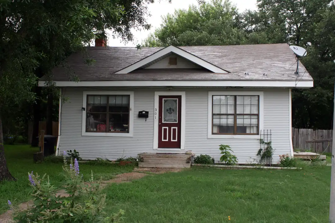 301 Highlands St – photo 1