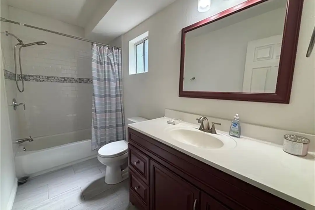 306 E Cummings Ln - More