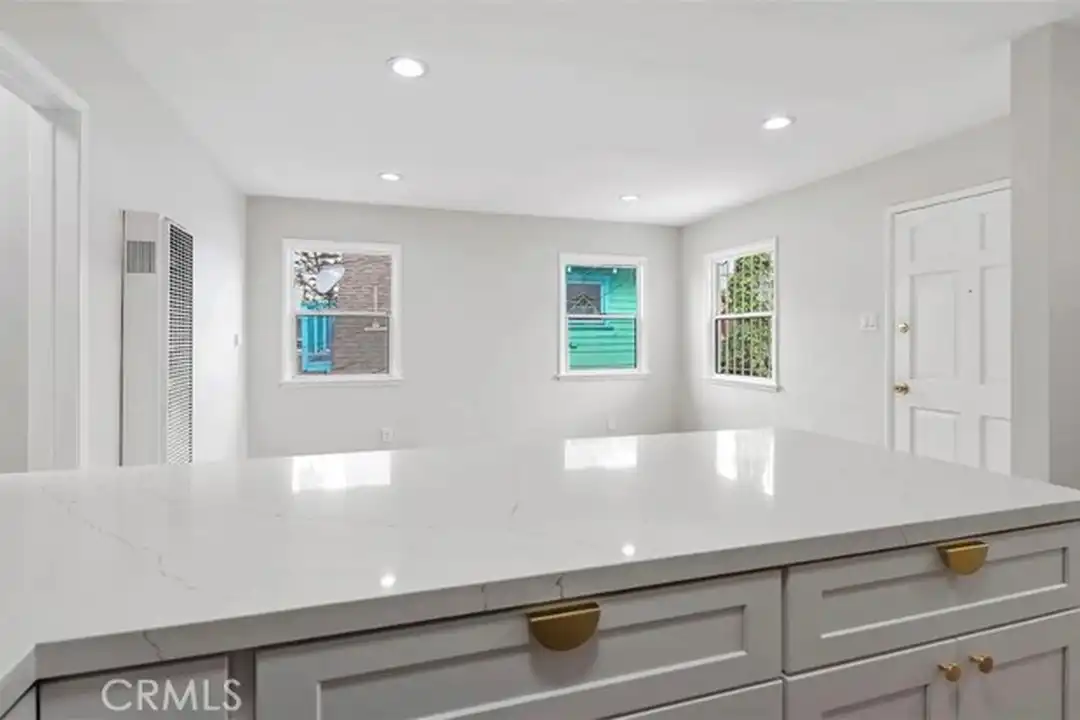 1109 E 3rd St unit B - View 5