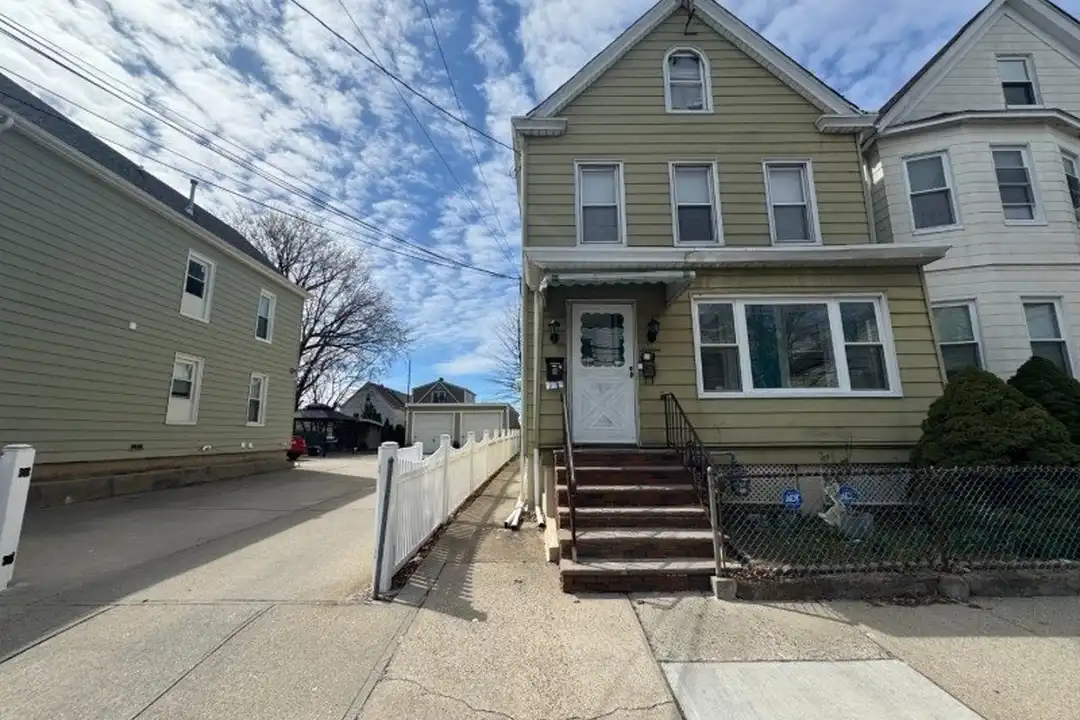 16 Cutler St – photo 1 of 5