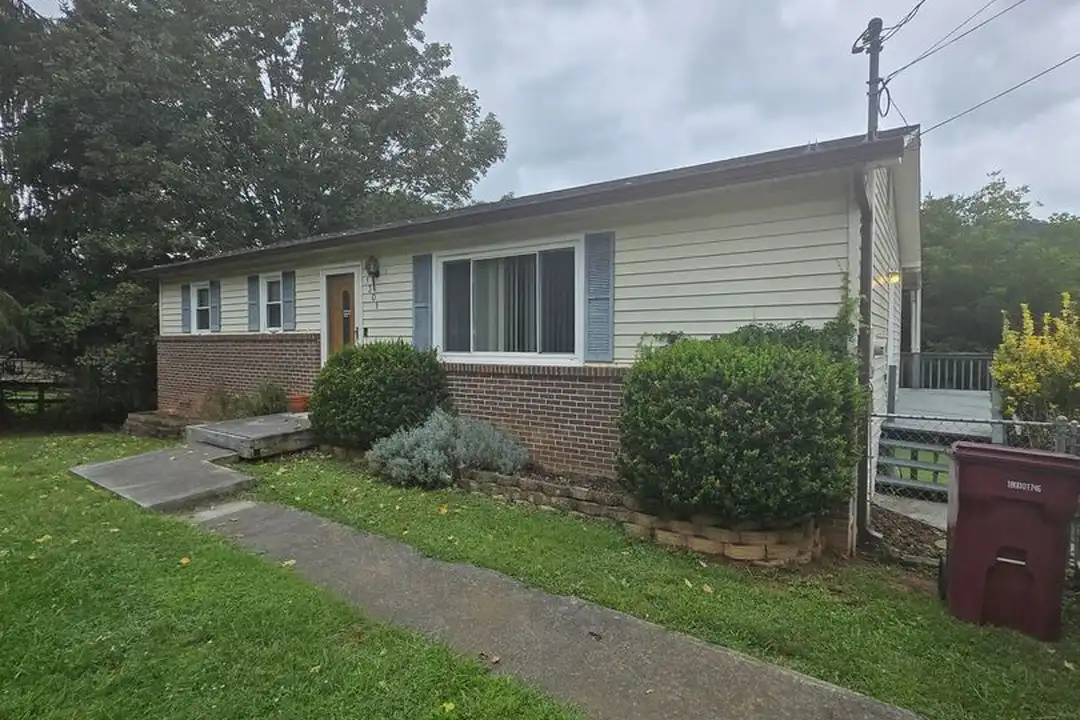 1301 Cobblestone Ct - View 4