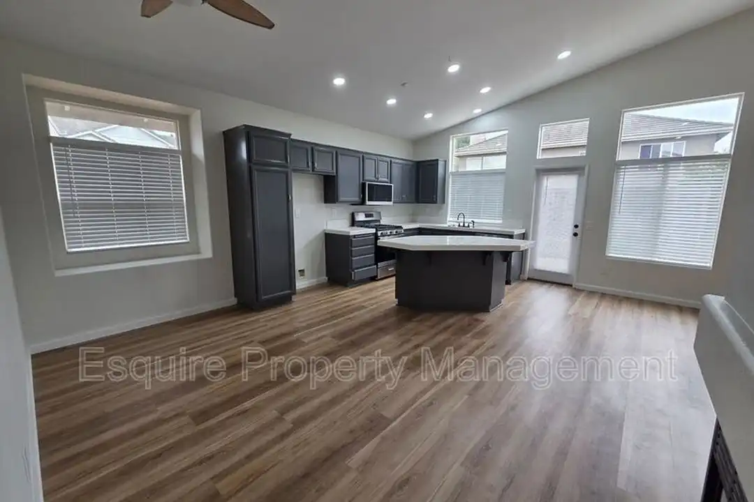 4888 Ellington St - More