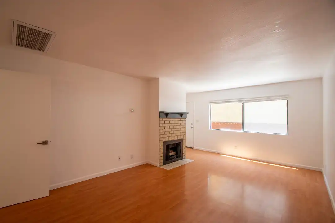 Apartment in Los Angeles, Valley Glen, Greater Valley Glen Neighborhood Council District - View 2