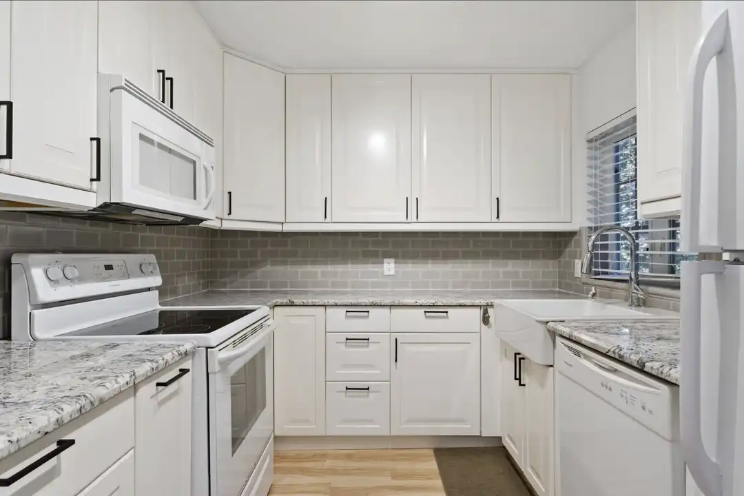 447 N Phelps Ave - More