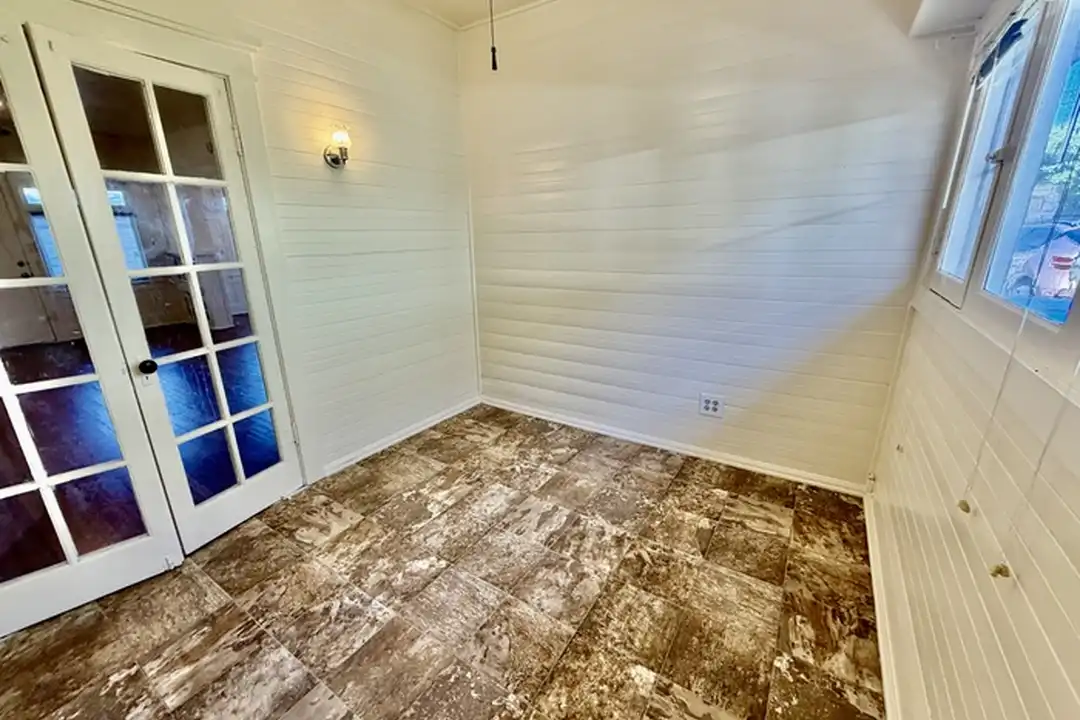 1905 32nd St - More