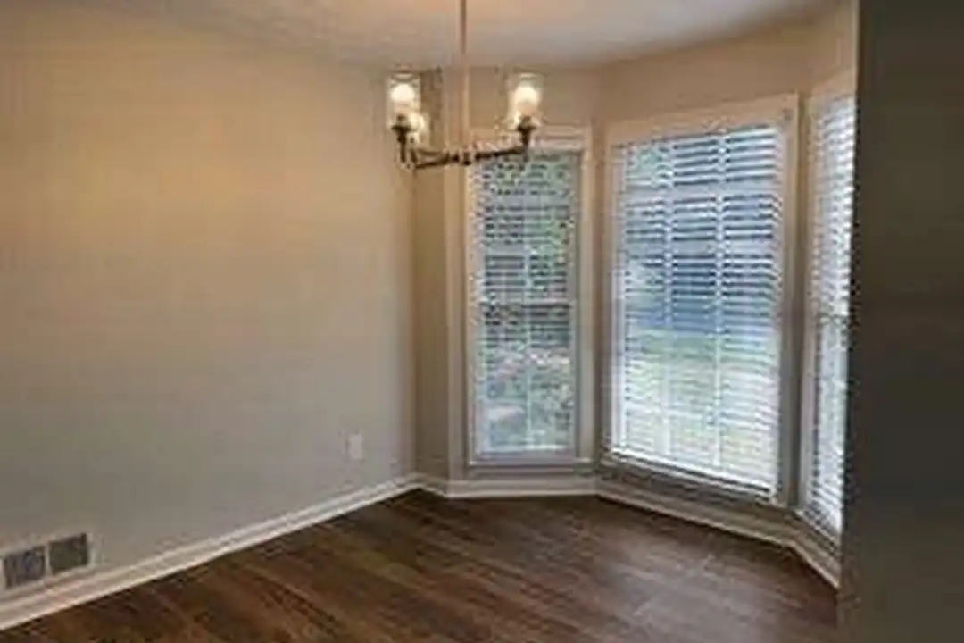 House in Canton - View 6