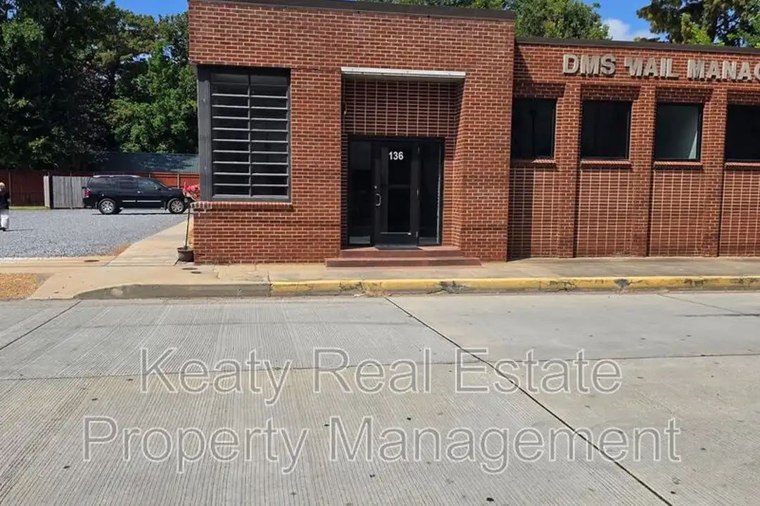 136 E Cypress St unit A – photo 1