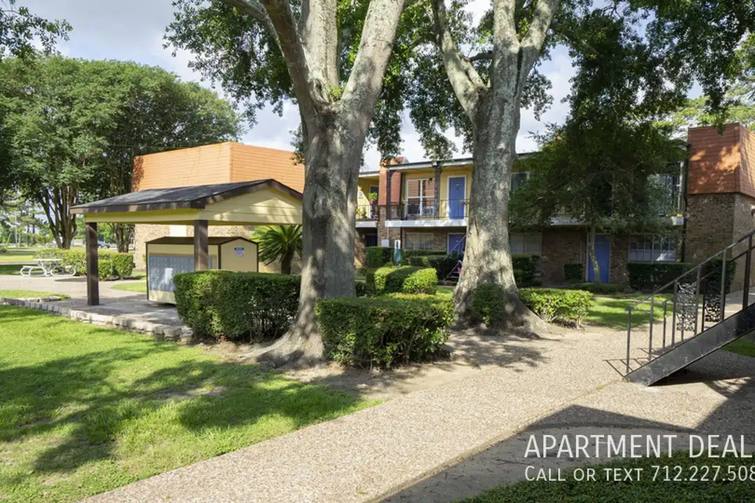 1206 Missouri St - More