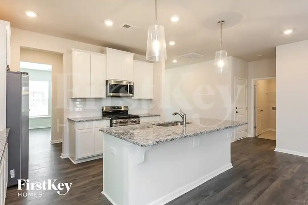 565 Hillpark Ln - More