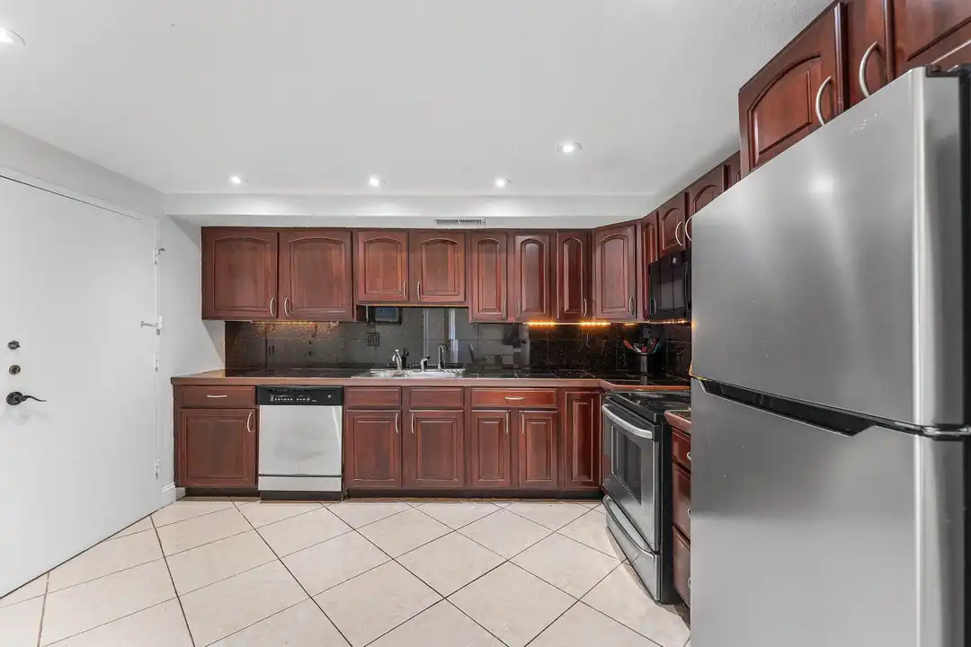 Apartment in Hollywood - More
