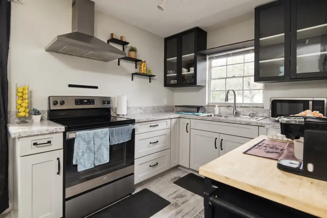 4303 Walis Pl - More