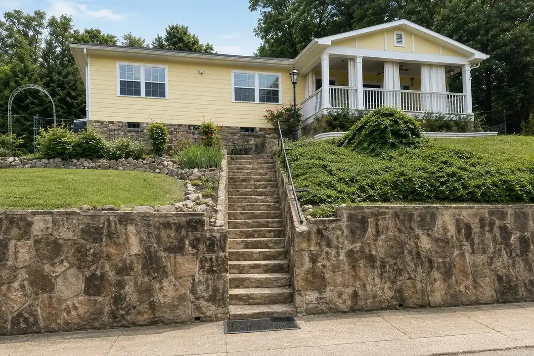 902 Endicott St – photo 1