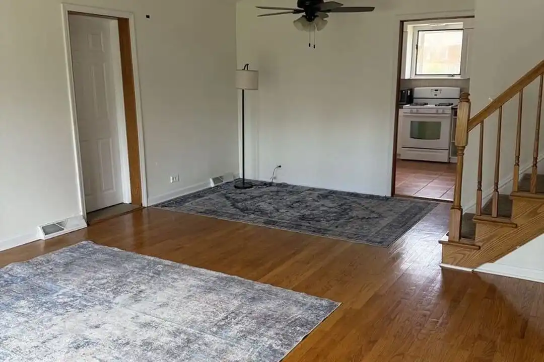 House in Glenview - View 4