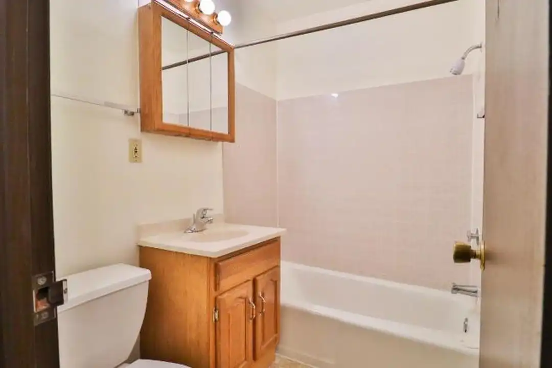 Apartment in Dekalb - View 2