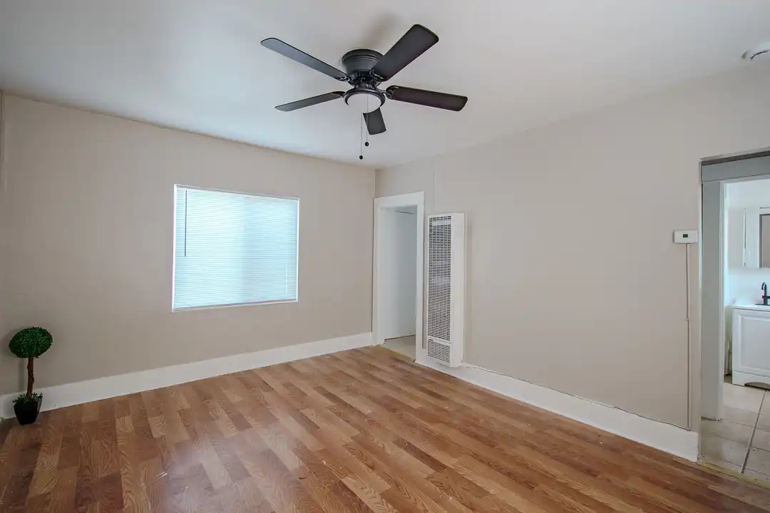 Apartment in Long Beach - View 2
